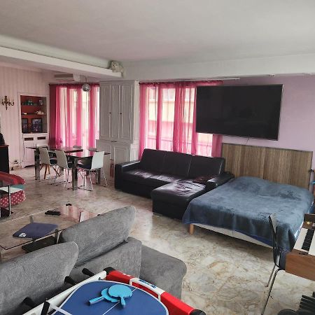 Big Apart 140M2 5Min Walk To Beach Sea &Promenade 3 Double Rooms,Big Living Room 42M2, 3 Showers,9 Beds, Free Parking Nice Exterior photo