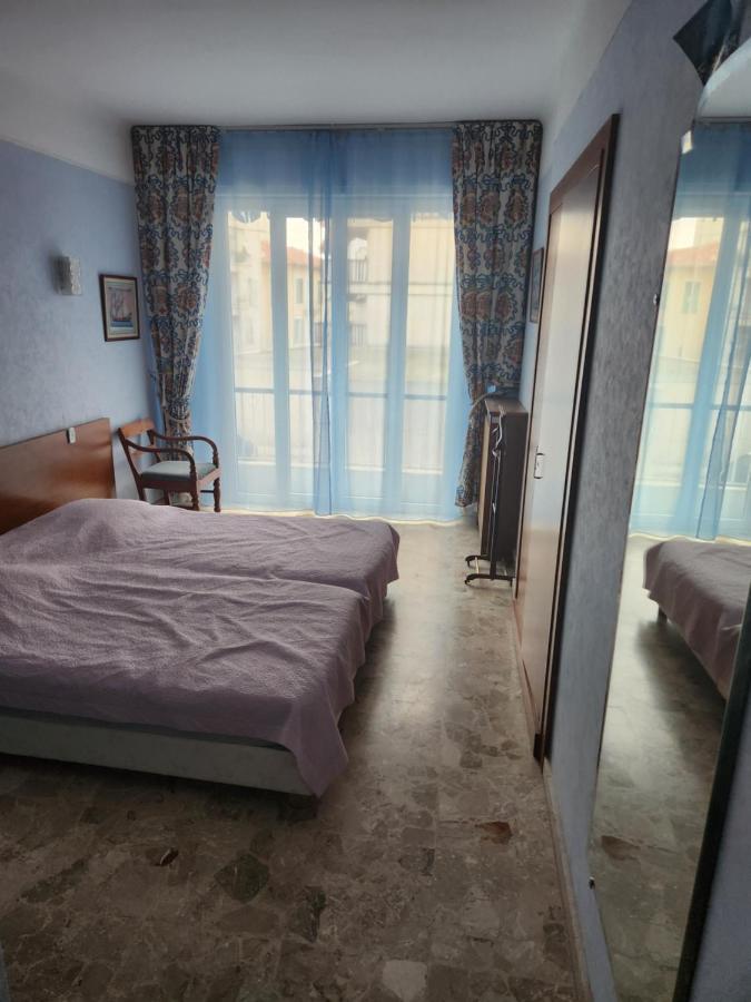 Big Apart 140M2 5Min Walk To Beach Sea &Promenade 3 Double Rooms,Big Living Room 42M2, 3 Showers,9 Beds, Free Parking Nice Exterior photo