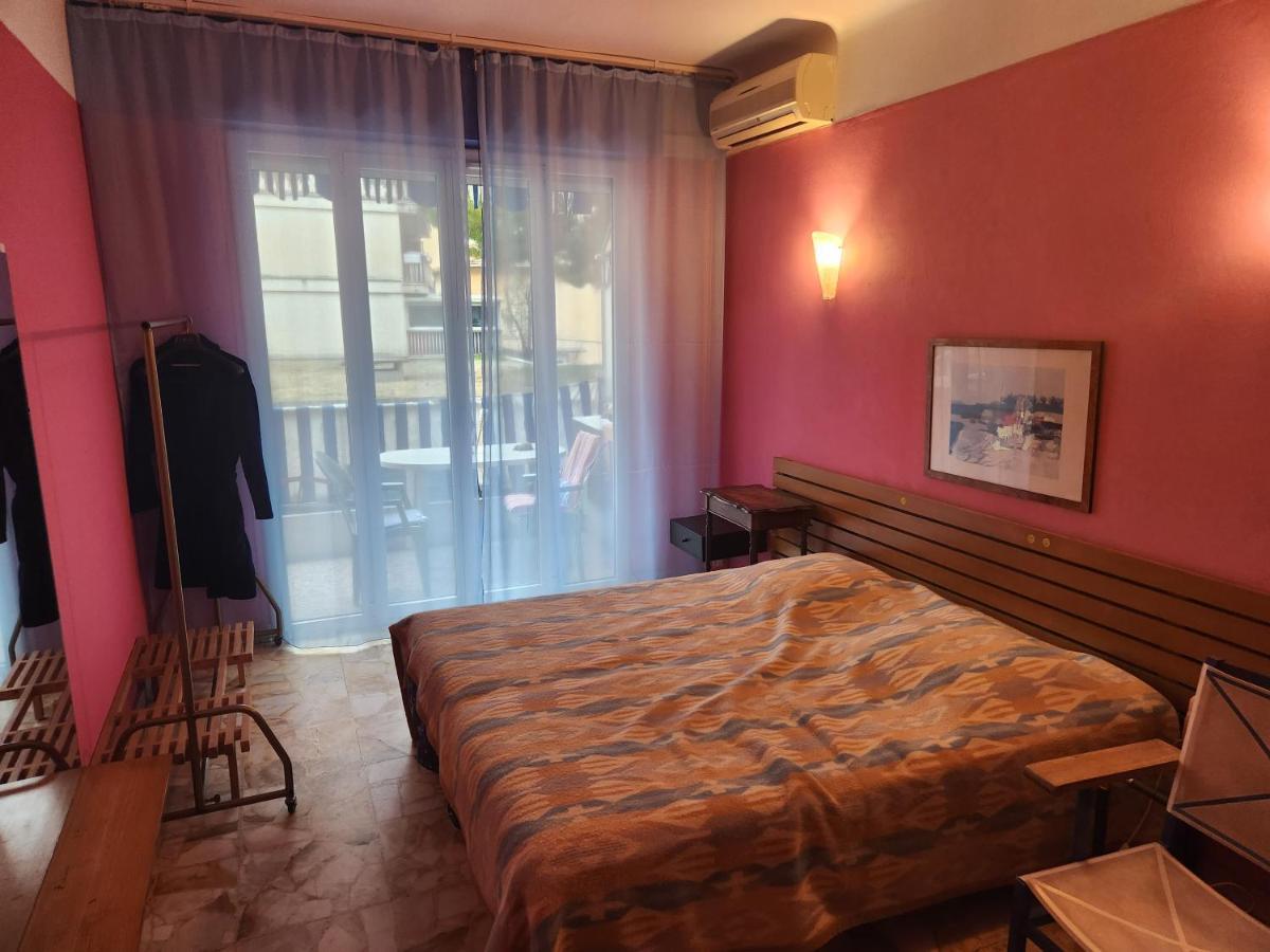 Big Apart 140M2 5Min Walk To Beach Sea &Promenade 3 Double Rooms,Big Living Room 42M2, 3 Showers,9 Beds, Free Parking Nice Exterior photo